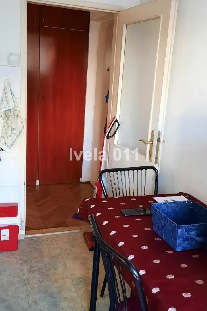 Sale, two bedroom apartment, 50m², Kalenić Pijaca, Vračar Sve Podlokacije