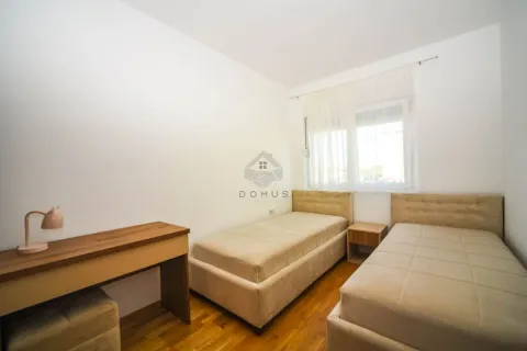 Spavaća soba sa dva singl kreveta, radnim stolom i prozorom. - image 6