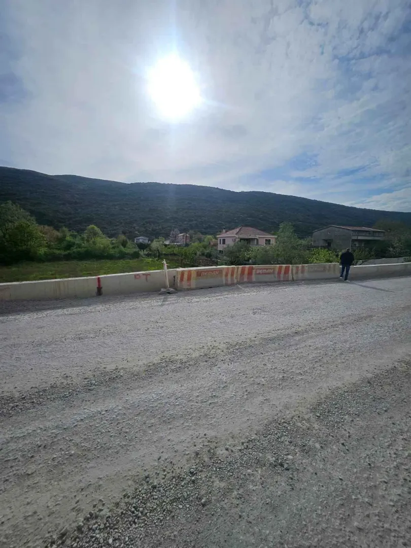 Pogled na okolinu i pejzaž ispred objekta.