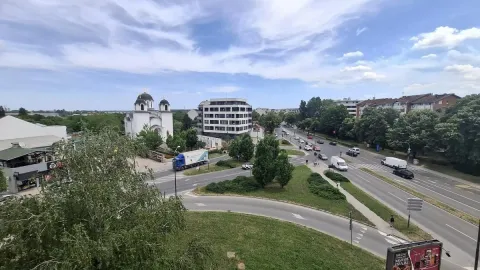 Pogled sa prozora na okolne ulice, zgrade i crkvu. - image 18
