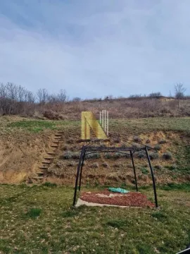 Dvorište sa travnjakom i nadstrešnicom na placu. - image 11