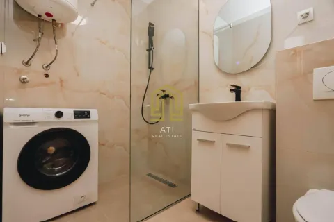 Moderne kupatilo sa tuš kabinom, umivaonikom i mašinom za veš. - image 8