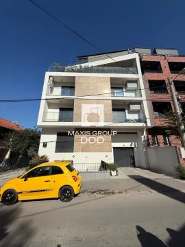 Prednji pogled na modernu stambenu zgradu sa terasama i parkingom ispred. - image 20