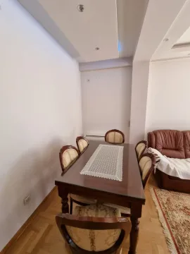 Trpezarijski sto sa stolicama u dnevnoj sobi. - image 14