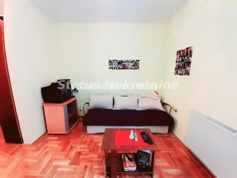 Manji dnevni boravak sa trosjedom, stočićem i televizorom. - image 6