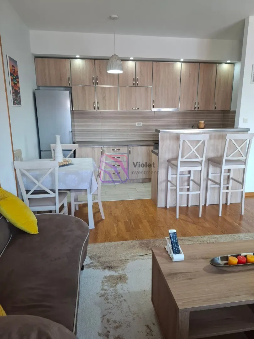 Dnevni boravak sa kuhinjom i trpezarijom.