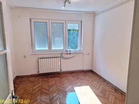 Empty room with a window and parquet flooring. - image 10