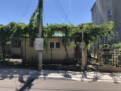 Eksterijer male kuće sa dvorištem prekrivenim vinovom lozom. - image 20