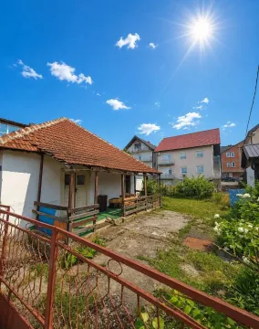 Pogled na stariju kuću sa dvorištem i terasom. - image 5