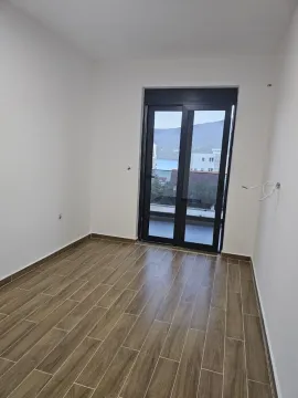 Prazna soba sa keramičkim podom i balkonskim vratima. - image 7
