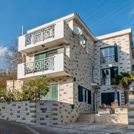 Izdavanje, kuća, 300m², Bečići, Budva