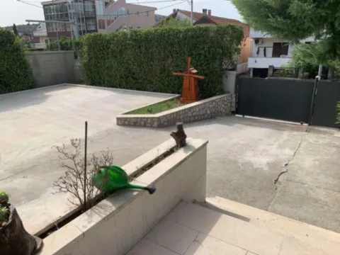 Izdavanje, kuća, 250m², Zagorič, Podgorica - image 10