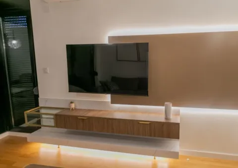 Moderan TV panel sa ambijentalnim osvjetljenjem i visećom komodom u dnevnoj sobi. - image 15
