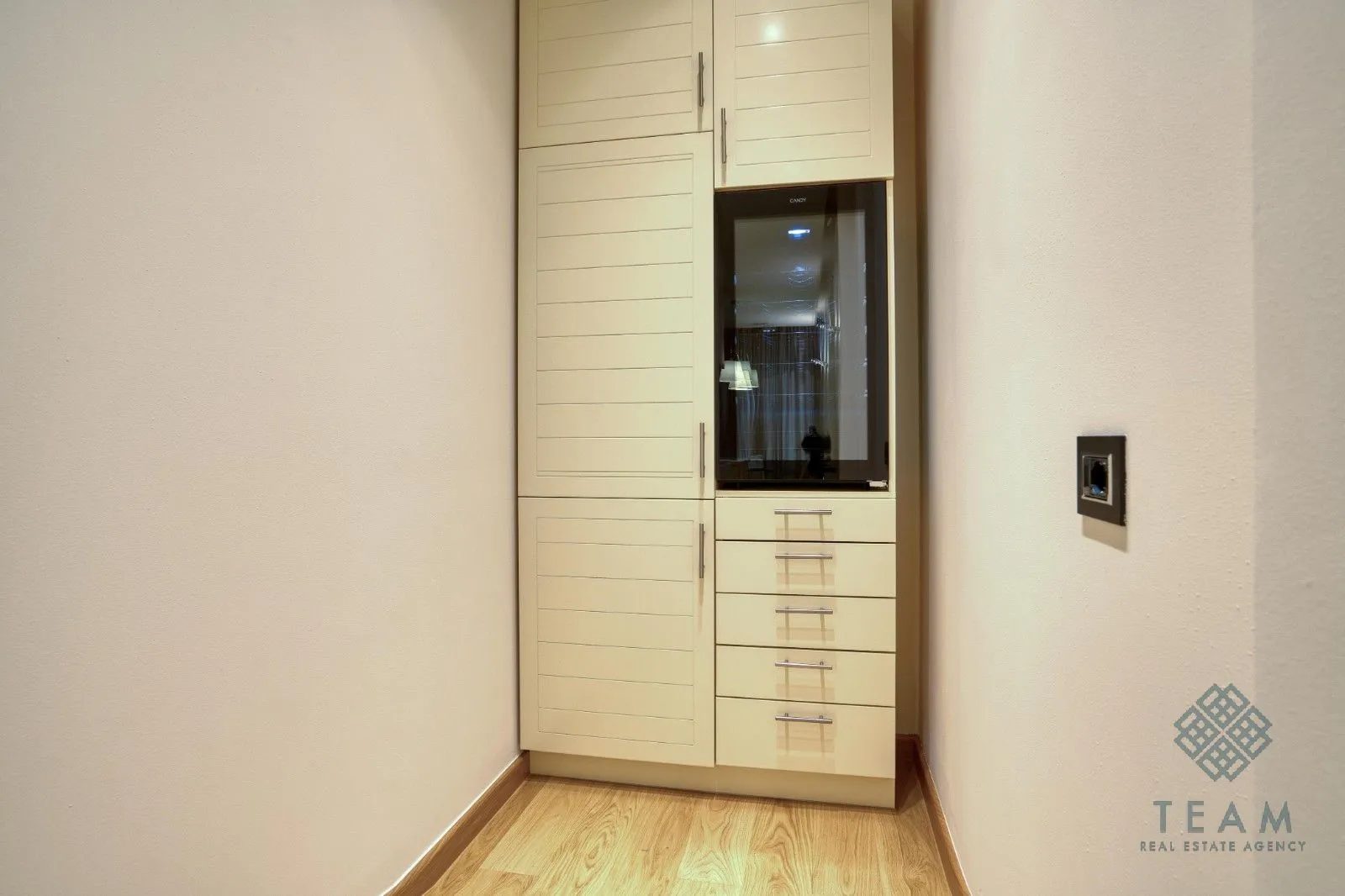 Izdavanje, dvosoban stan, 120m², Kod Capital Plaze, Podgorica
