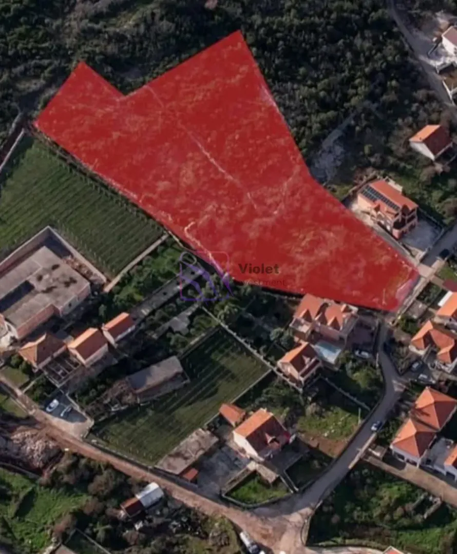 Satelitski snimak terena sa označenom granicom parcele.