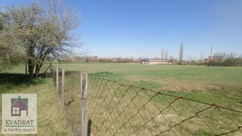 Pogled na ograđeno travnato dvorište i okolni pejzaž. - image 8