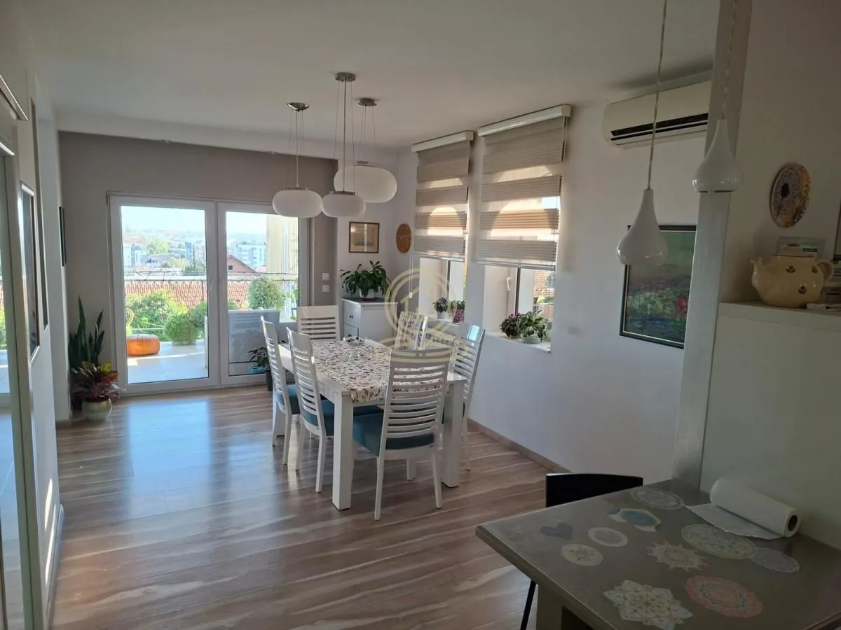 Prodaja, kuća, 270m², Blok 8, Petrovaradin