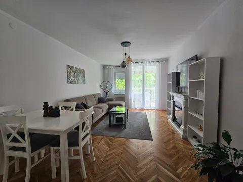 Dnevna soba sa garniturom, trpezarijskim stolom i policama sa kaminom. - image 7
