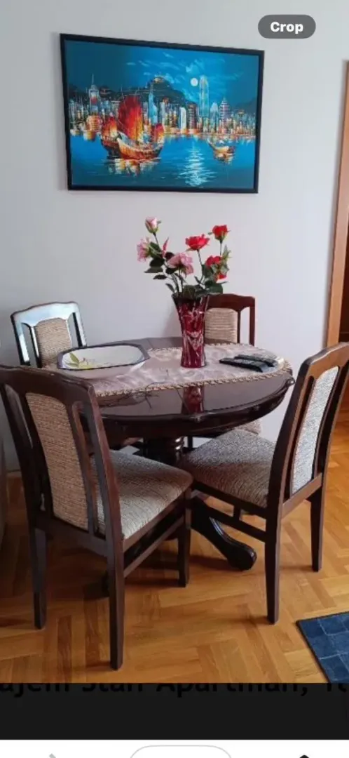 Trpezarijski sto sa stolicama i ukrasnim detaljima u dnevnom boravku.