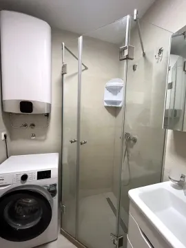 Svijetlo kupatilo sa tuš kabinom i veš mašinom. - image 6