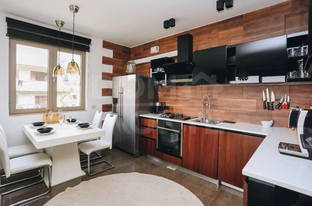 Izdavanje, dvosoban stan, 80m², Tivat, Crna Gora