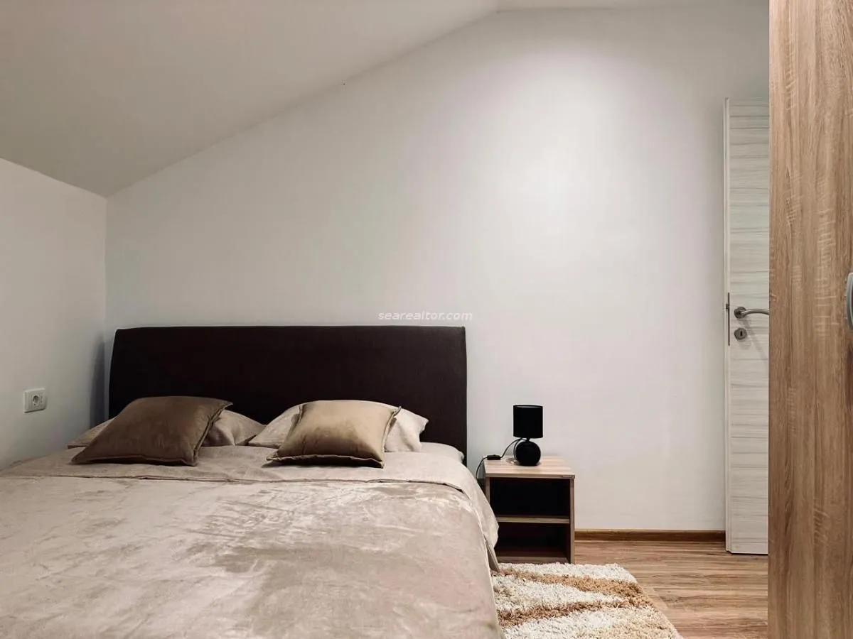 Izdavanje, trosoban stan, 130m², Centar, Tivat