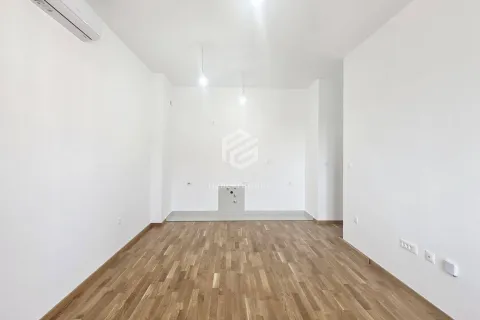 Prazna soba sa bijelim zidovima i drvenim podom. - image 3