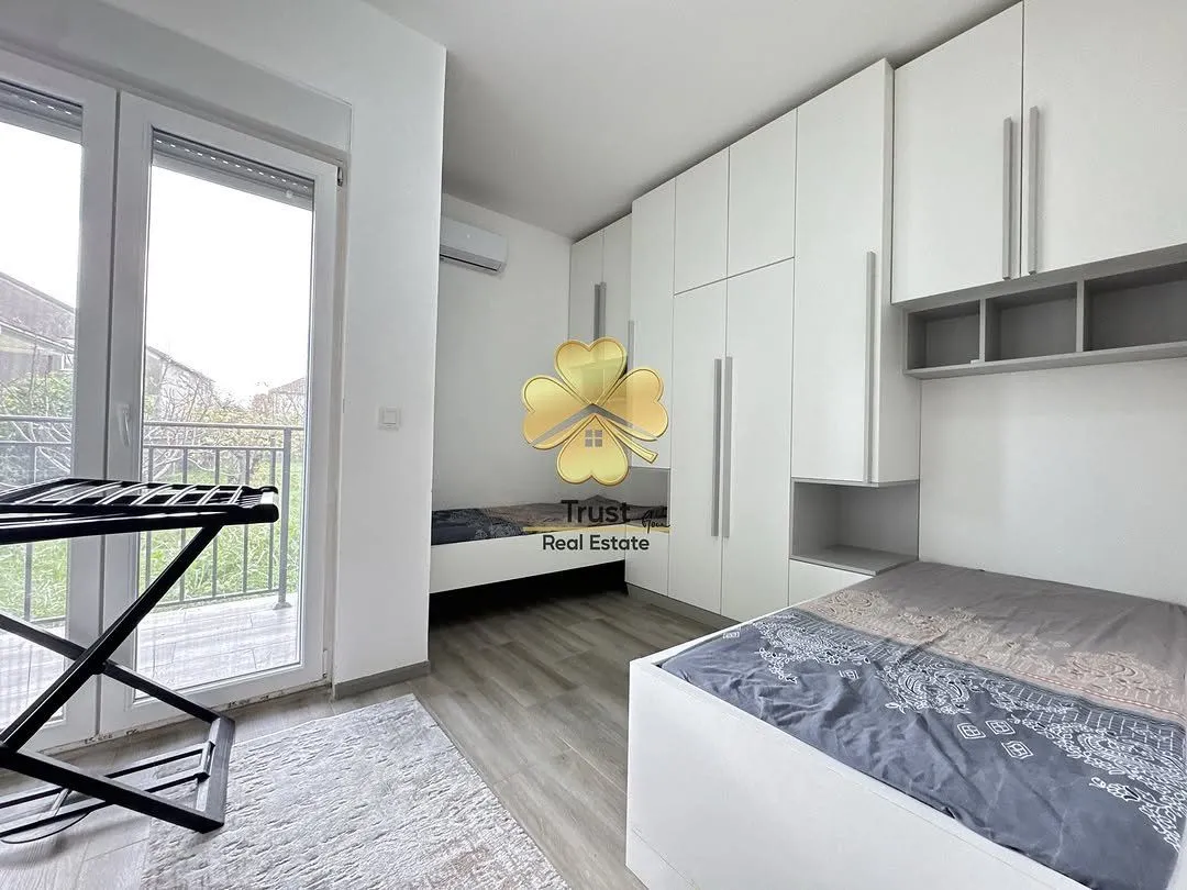 Furnished bedroom with built-in wardrobes and access to the terrace.