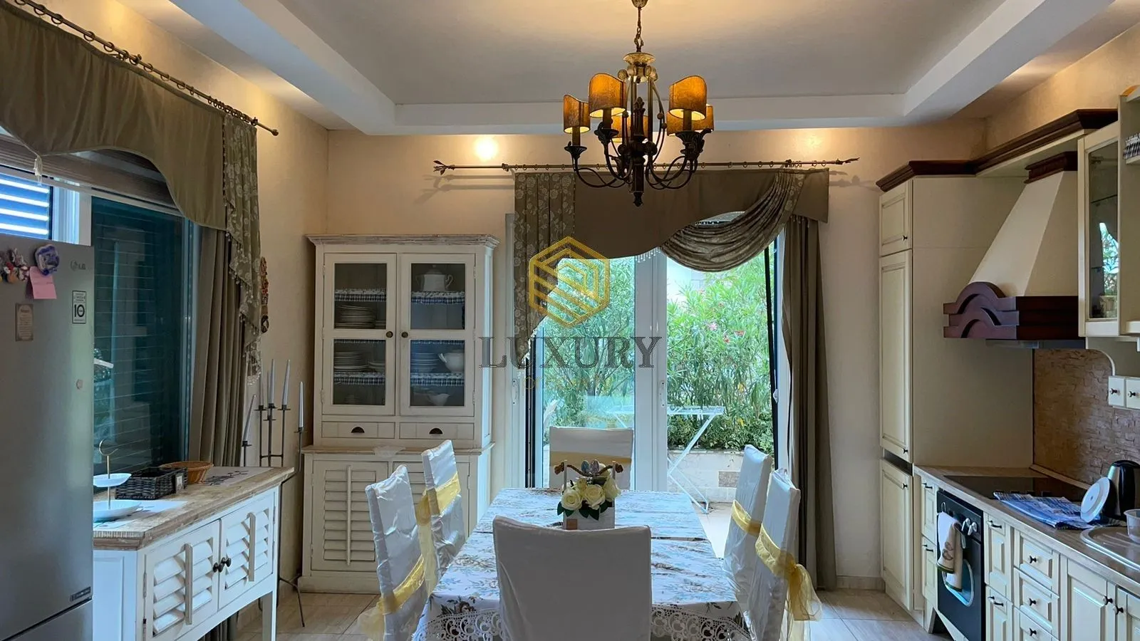 Izdavanje, kuća, 230m², Bečići, Budva
