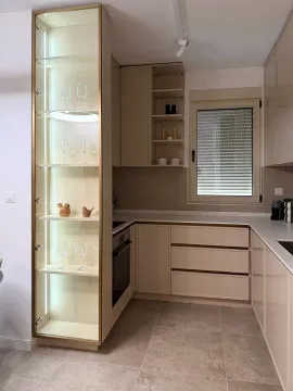 Moderna kuhinja sa ugradnim elementima i osvijetljenom vitrinom za čaše. - image 5