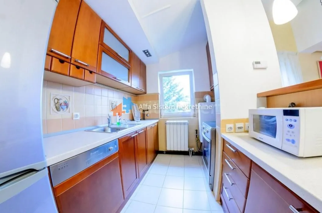 Izdavanje, trosoban stan, 100m², Savski Venac, Beograd