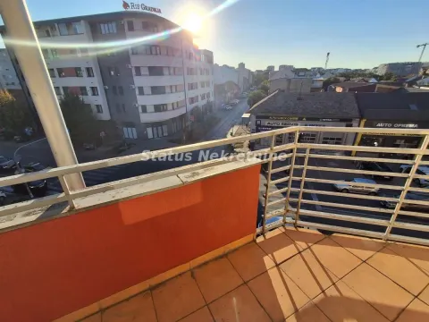 Pogled sa balkona na gradsku ulicu i okolne zgrade. - image 10