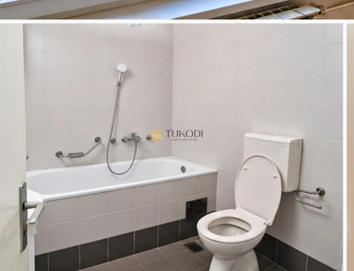 Kupatilo opremljeno kadom, wc šoljom i pločicama na zidovima.