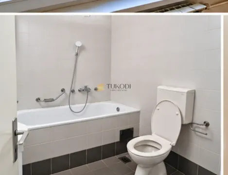 Kupatilo opremljeno kadom, wc šoljom i pločicama na zidovima. - image 7