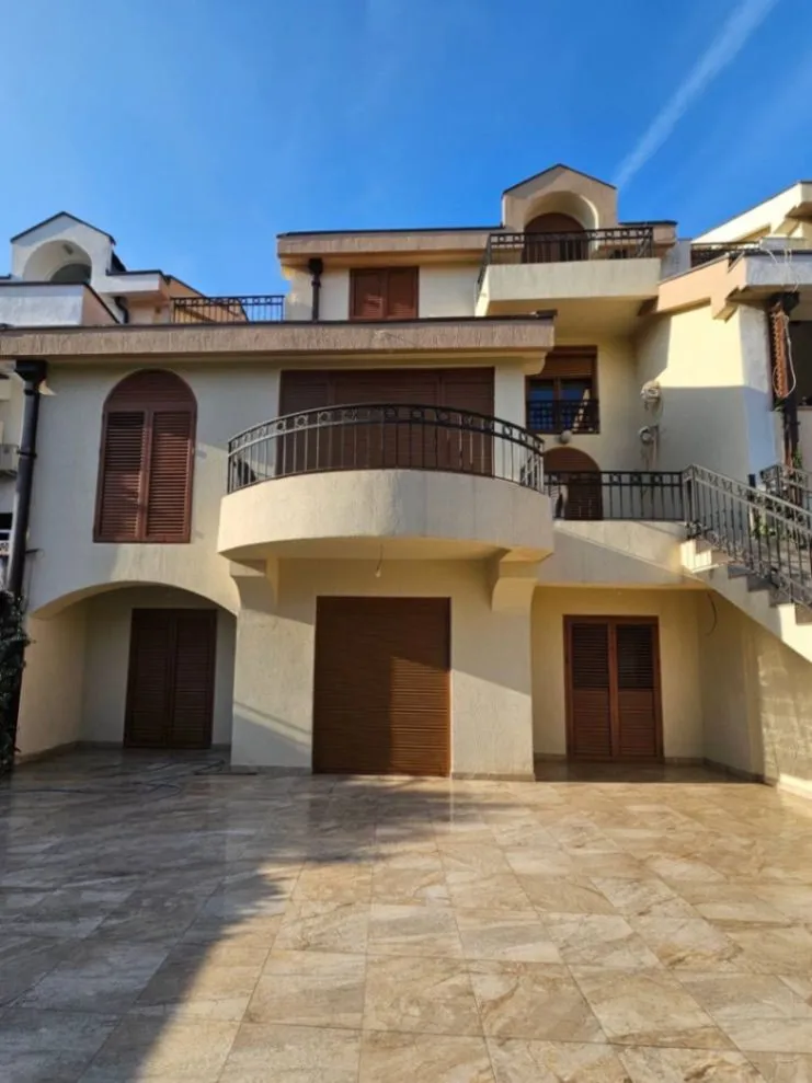 Prodaja, kuća, 400m², Gorica C, Podgorica
