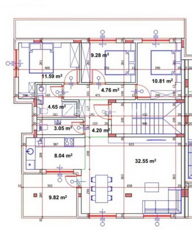 Arhitektonski nacrt sprata sa rasporedom prostorija i dimenzijama.
