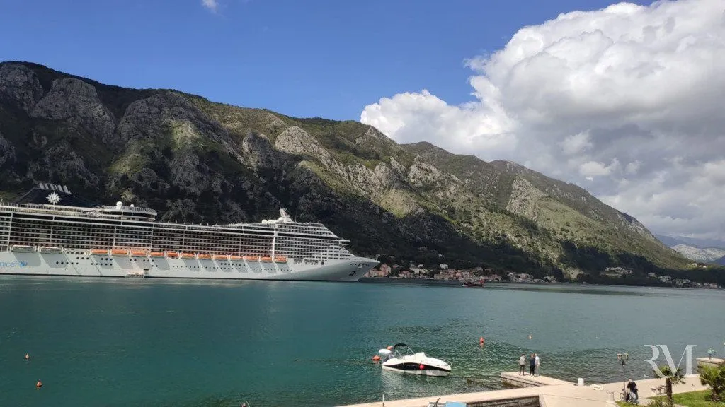 Izdavanje, trosoban stan, 130m², Dobrota, Kotor