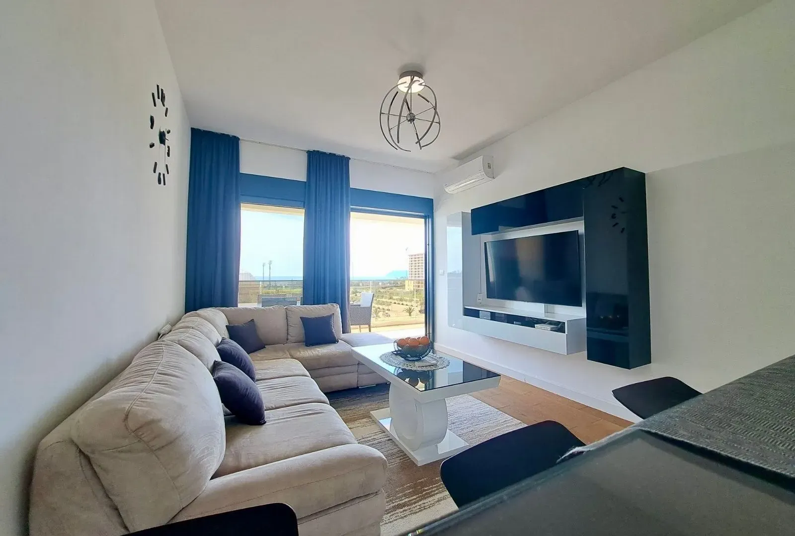 Izdavanje, jednosoban stan, 62m², Soho City, Bar