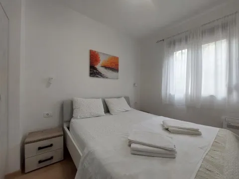 Izdavanje, dvosoban stan, 85m², Dobrota, Kotor - image 8