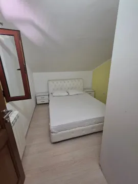 Spavaća soba sa bračnim krevetom pod kosim krovom. - image 7