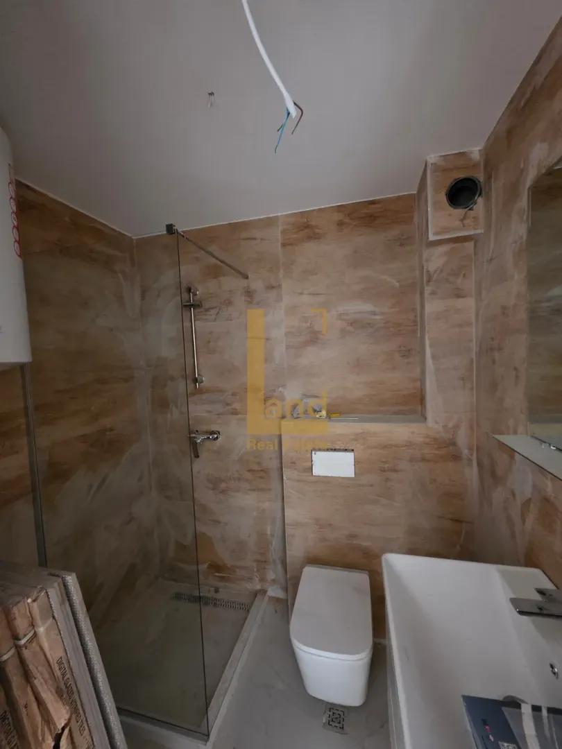 Novoopremljeno kupatilo sa tuš kabinom i sanitarijama u fazi završnih radova.
