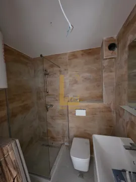 Novoopremljeno kupatilo sa tuš kabinom i sanitarijama u fazi završnih radova. - image 3
