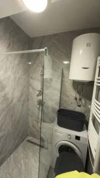 Moderne kupatilo sa tuš kabinom, bojlerom i veš mašinom. - image 10