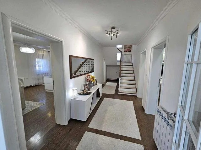 Prodaja, kuća, 200m², Centar, Loznica