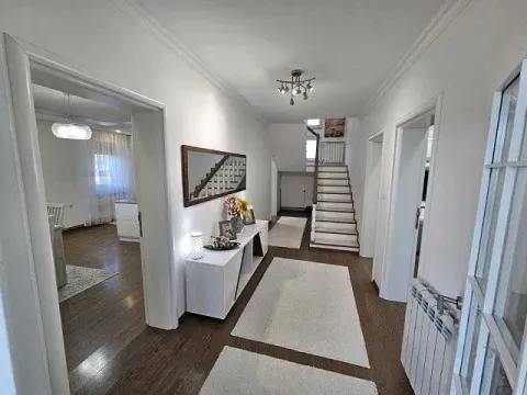 Prodaja, kuća, 200m², Centar, Loznica - image 8