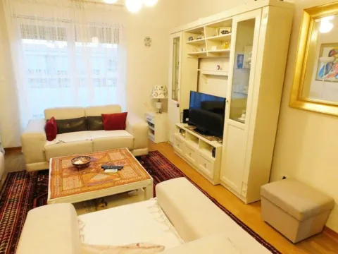 Izdavanje, jednosoban stan, 45m², City Kvart, Podgorica - image 1