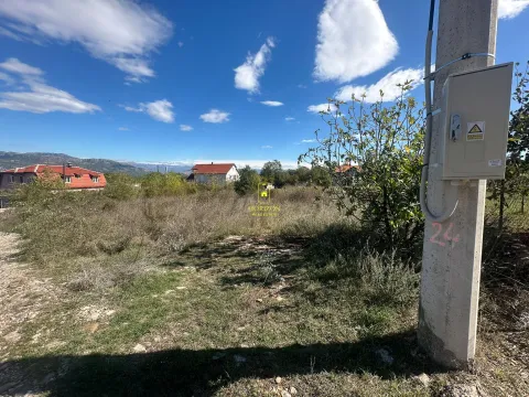 Pogled na plac i okolne kuće sa stubom za struju u prvom planu. - image 6