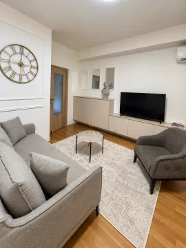 Dnevna soba sa garniturom, stočićem i televizorom. - image 4