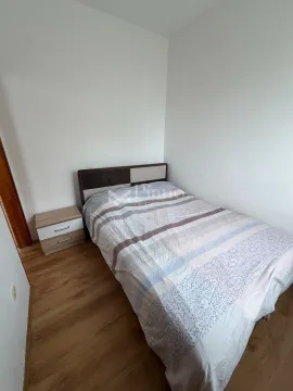 Manja spavaća soba sa krevetom i noćnim stočićem. - image 5