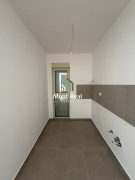 Prazna prostorija predviđena za kuhinju sa priključcima za vodu i struju. - image 5